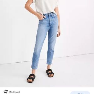 Madewell mom jeans in melva wash. Size 28.